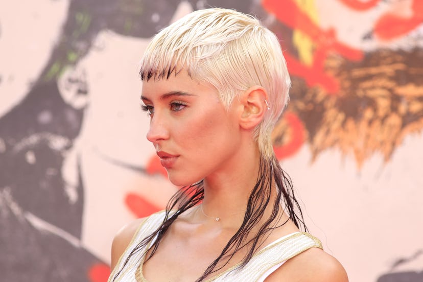 Iris Law rocks a skunk mullet (blonde with black fringe tips and lengths) at the premiere of new TV ...