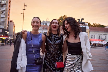três amigos sorrindo e rindo juntos enquanto discutem a astrologia de 16 de maio de 2022