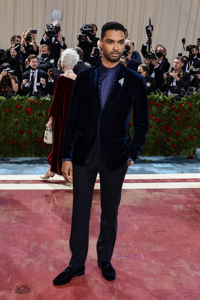 NEW YORK, NEW YORK - MAY 02: Regé-Jean Page attends The 2022 Met Gala Celebrating "In America: An An...