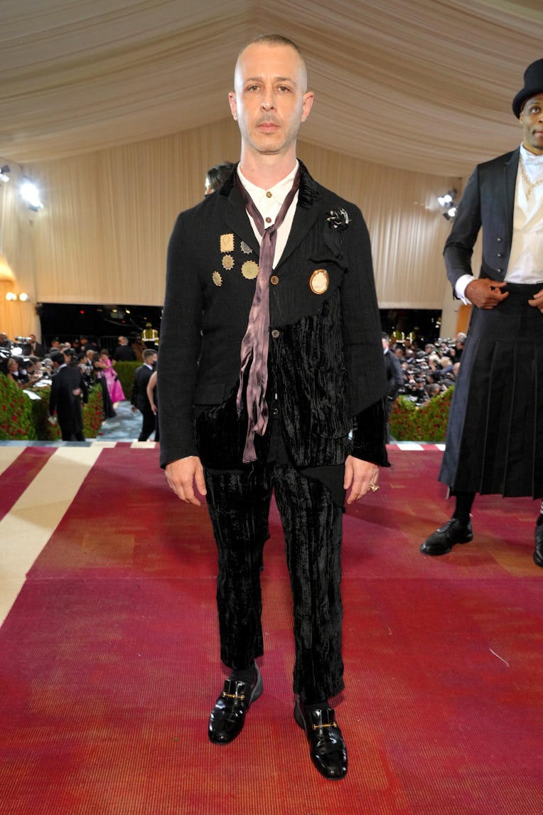 NEW YORK, NEW YORK - MAY 02: (Exclusive Coverage) Jeremy Strong arrives at The 2022 Met Gala Celebra...