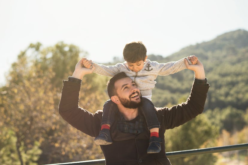 dad and son on shoulders, father's day quotes in spanish