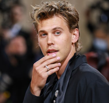 NEW YORK, NEW YORK - MAY 02: Austin Butler attends The 2022 Met Gala Celebrating "In America: An Ant...