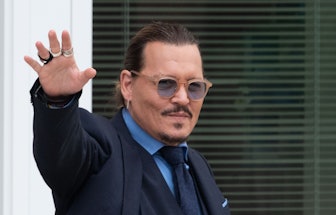 FAIRFAX, VA - MAY 27: (NY & NJ NEWSPAPERS OUT) Johnny Depp gestures to fans during a recess outside ...