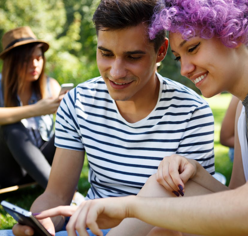 Friends look at summer-themed group chat names for their BFF group chat.