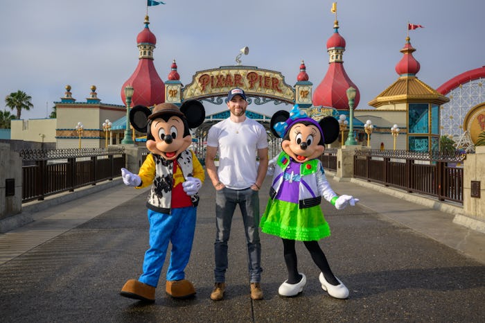 Chris Evans tweets funny response to Disneyland photos looking photoshopped.