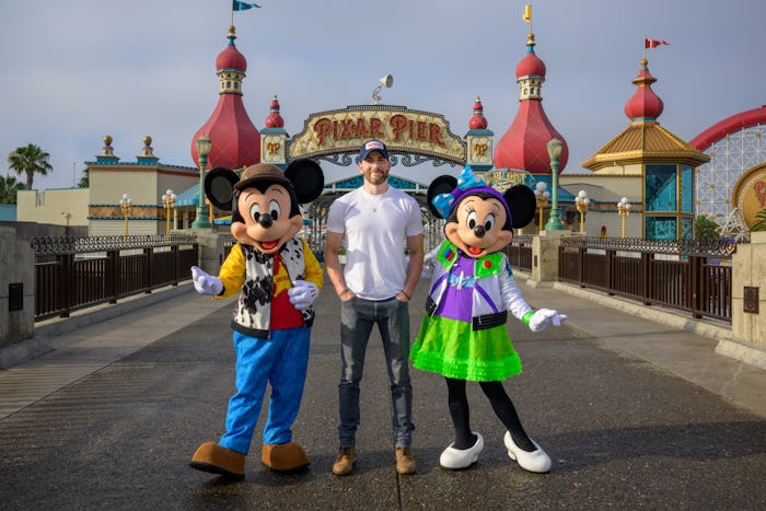 Chris Evans tweets funny response to Disneyland photos looking photoshopped.