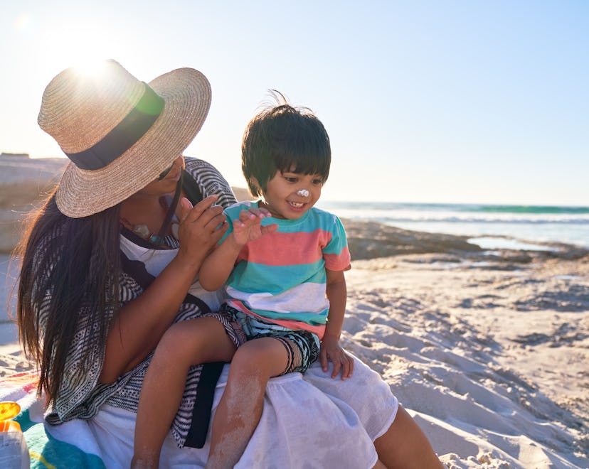 mom putting sunscreen on kid, does sunscreen expire?