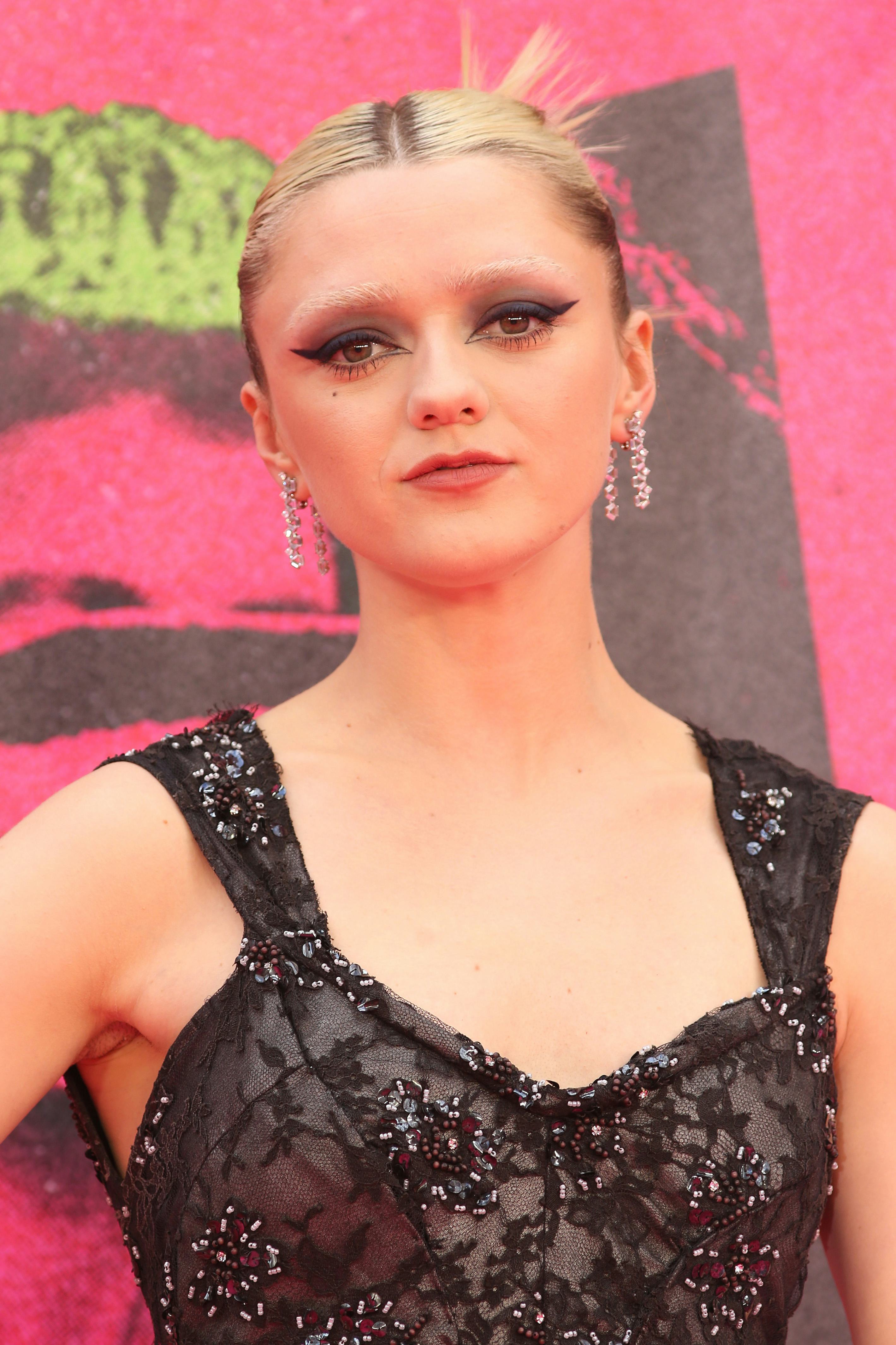 Maisie Williams with bleached eyebrows at the premiere of "Pistol" on May 23, 2022 in London.