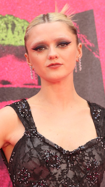 Maisie Williams with bleached eyebrows at the premiere of "Pistol" on May 23, 2022 in London.