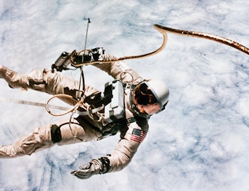 De eerste ruimtewandeling in de Amerikaanse geschiedenis werd uitgevoerd door astronaut Edward H. White tijdens de Gemini 4-missie,...