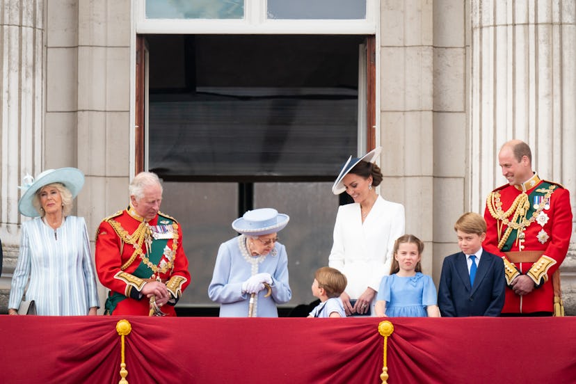 Queen Elizabeth Queen Elizabeth and Prince Louis talking on the balcony of Buckingham Palace.