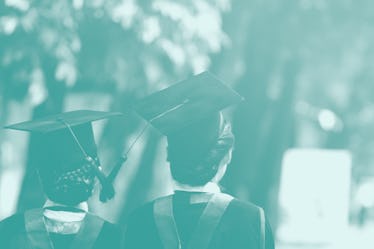 毕业帽子的大学毕业生在毕业典礼上成功,教育概念c…