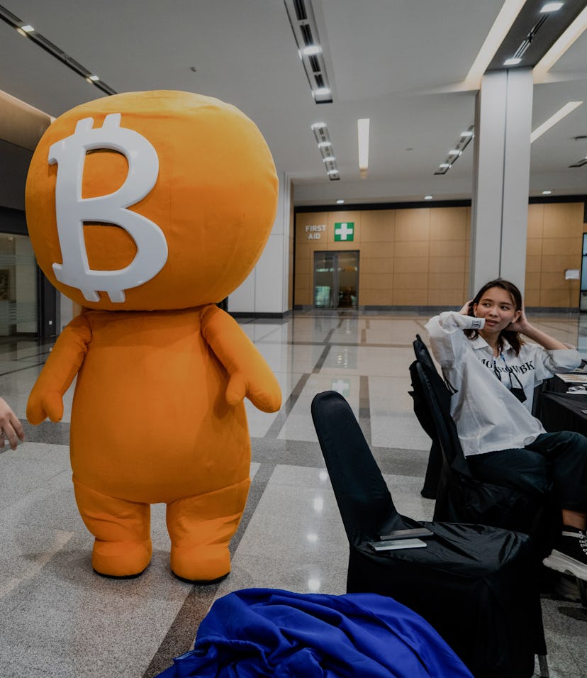 BANGKOK, THAILAND - 2022/05/13: A worker helps to put the headpiece on top of a performer in a Bitco...