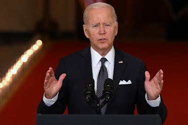 美国总统乔•拜登(Joe Biden)谈到最近的大规模枪击事件和敦促国会通过法律com……