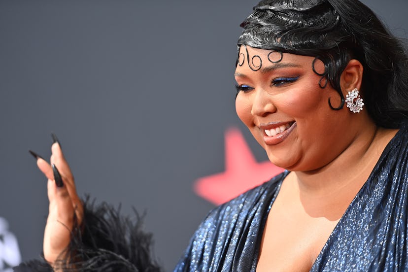 At the 2022 BET Awards, Lizzo rocked one of the best hairstyles and makeup looks on the red carpet.