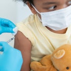 医生给5岁以下儿童注射新冠疫苗的特写镜头。