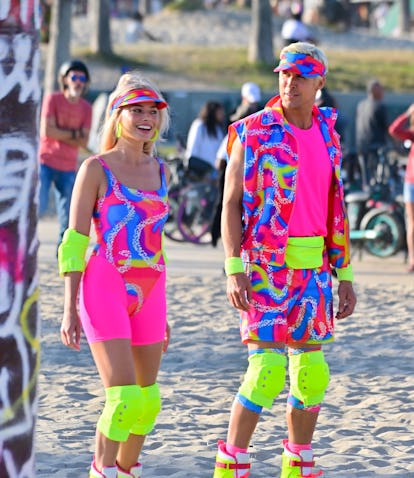 LOS ANGELES CA - JUNE 27: Margot Robbie and Ryan Gosling on rollerblades film new scenes for 'Barbi...