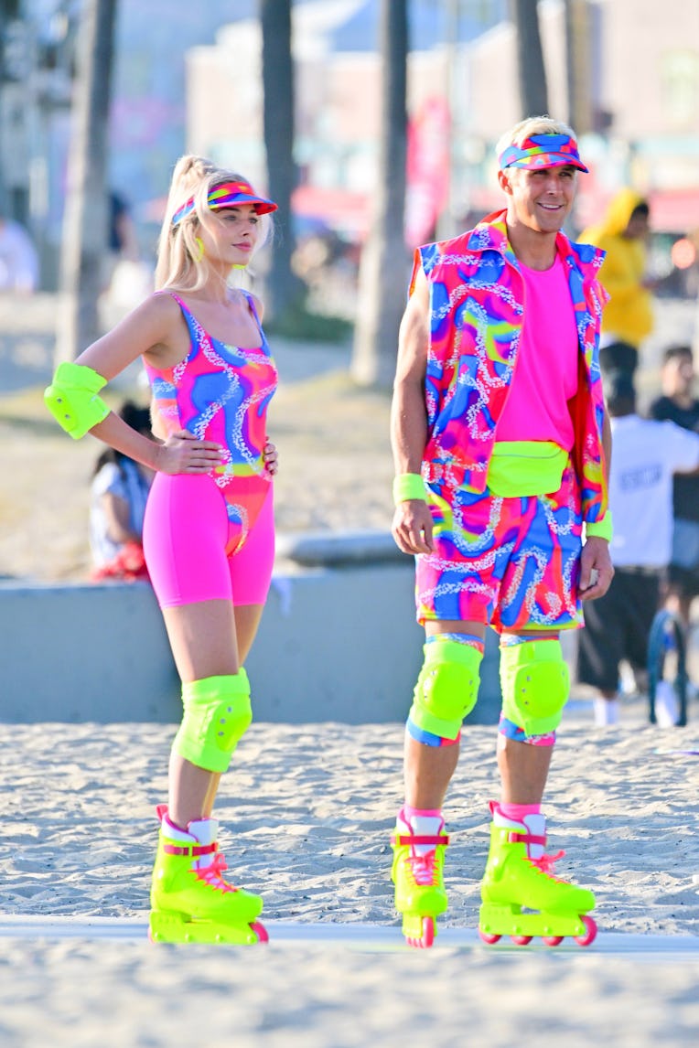 LOS ANGELES CA - JUNE 27:  Margot Robbie and Ryan Gosling on rollerblades film new scenes for 'Barbi...