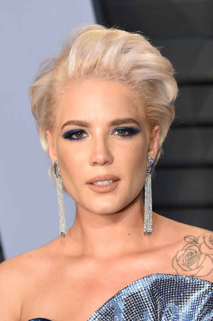 Halsey wears smoky blue eyes to the 2018 Vanity Fair Oscar Party.