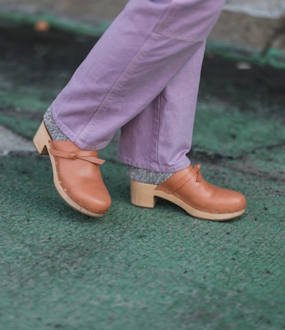 Fashion Week guest wearing a cute, cheap, and comfy summer clog.