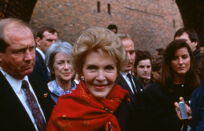 Nancy Reagan dans une rue de la vieille ville de Varsovie, en septembre 1990. (Photo by Georges DE K...