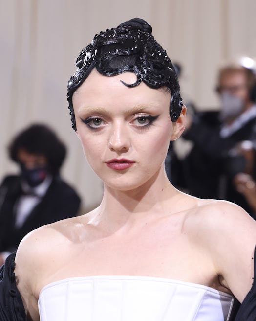 Maisie Williams with bleached brows at the Met Gala in 2022.
