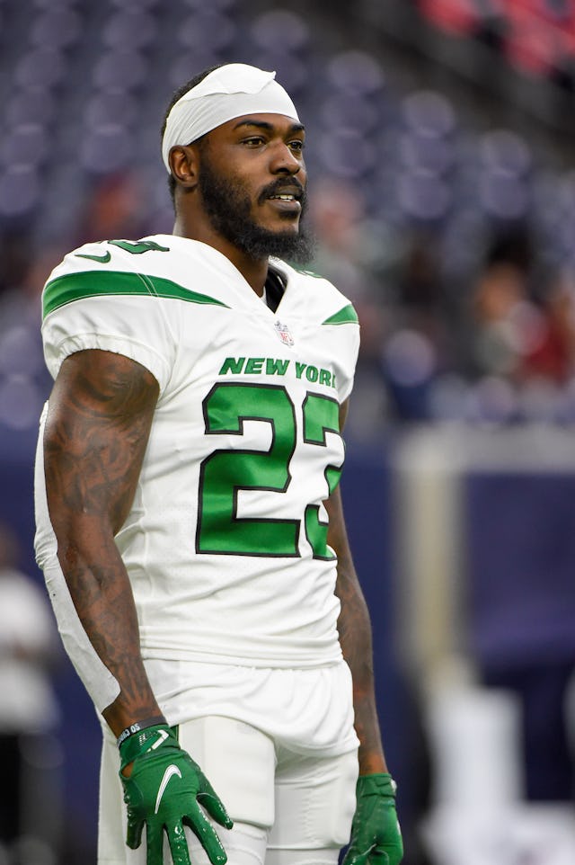 New York Jets running back Tevin Coleman warms up before the football game between the New York Jets...