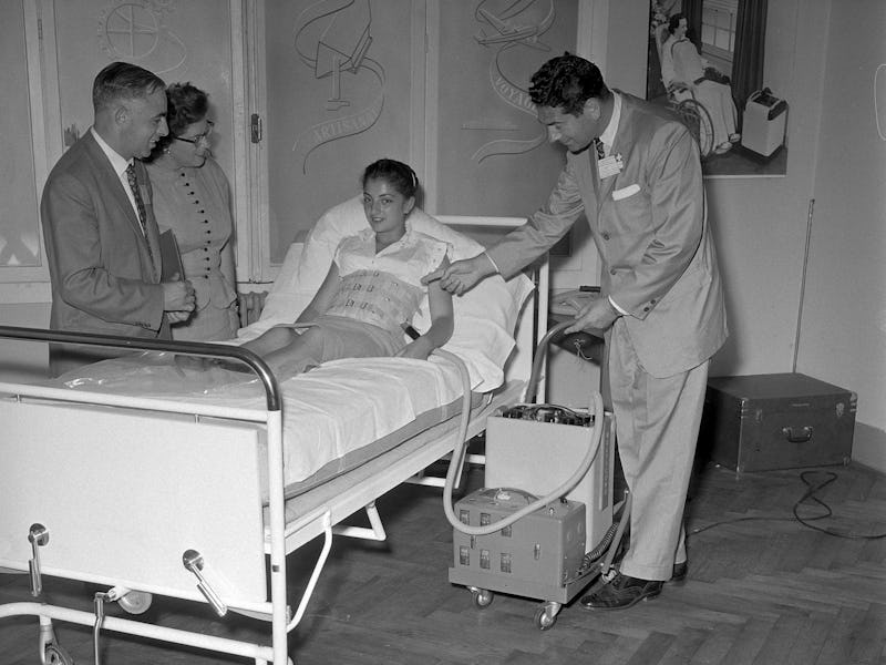 International conference on poliomyelitis, Genf 1957, portable respirator (Photo by RDB/ullstein b...
