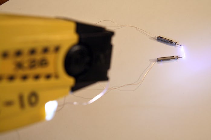 Photo des deux dards projetés par le pistolet à impulsions électriques (PIE) Taser, prise le 17 sept...