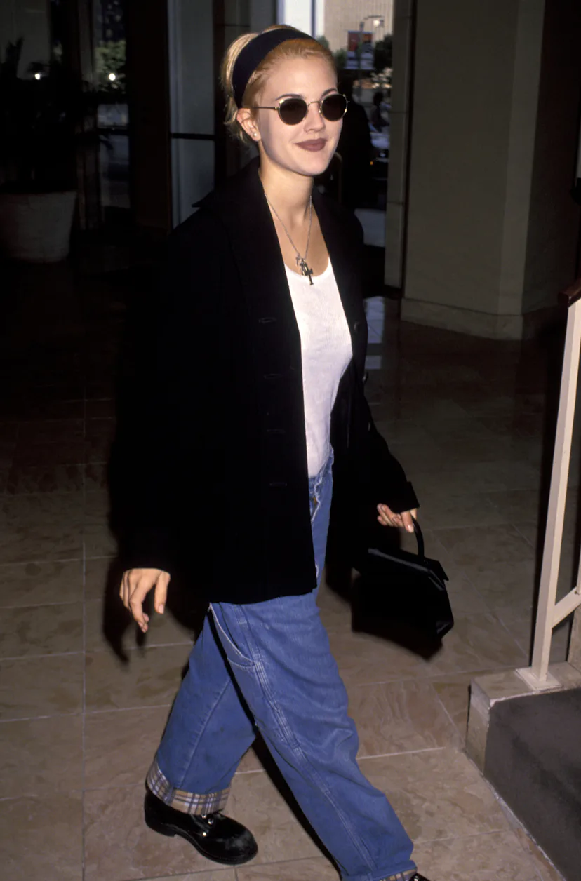 Drew Barrymore's '90s Style Included Grunge Outfits, Baggy Jeans, & Daisies Drew Barrymore's '90s Style Included Grunge Outfits, Baggy Jeans, & Daisies