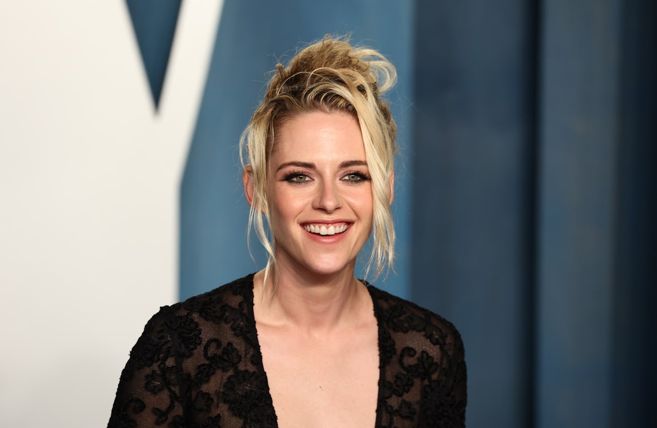 BEVERLY HILLS, CALIFORNIA - MARCH 27: Kristen Stewart attends the 2022 Vanity Fair Oscar Party hoste...