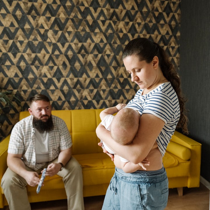 A mother breastfeeding her child in front of her husband. A pregnant woman took to Reddit's AITA to ...
