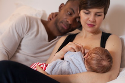 mother breastfeeding with dad, how dads can help with breastfeeding
