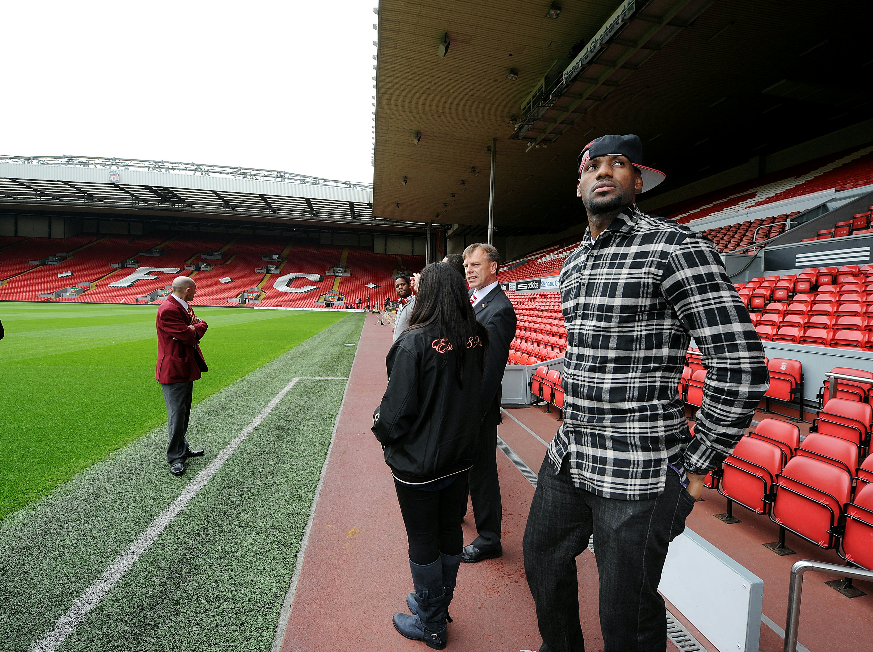 LIVERPOOL, ENGLAND - OCTOBER 14:  (THE SUN OUT)  American basketball player LeBron James, (R) a mino&hellip;