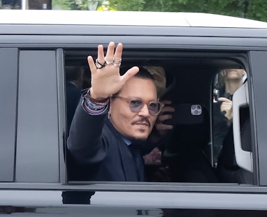 FAIRFAX, VA - MAY 27: (NY & NJ NEWSPAPERS OUT) Johnny Depp waves to his fans as he arrives outside c...