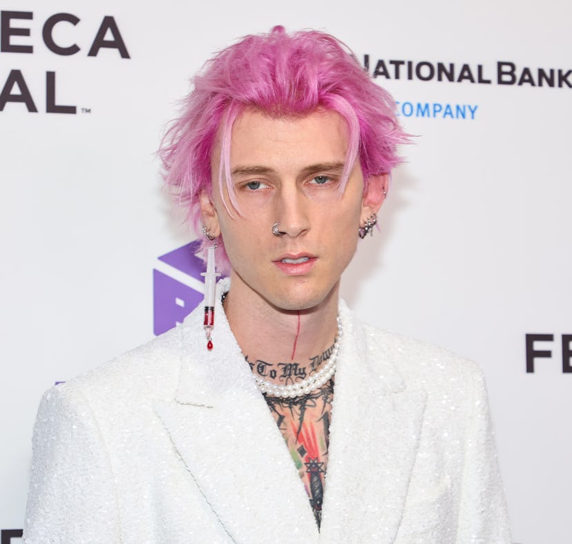 Watch Machine Gun Kelly sing Beyoncé's "Crazy In Love" with his daughter Casie.