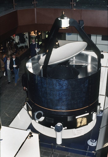 Besucher betrachten im Januar 1987 auf einer Raumfahrtausstellung im Luisencenter in Darmstadt ein 1...