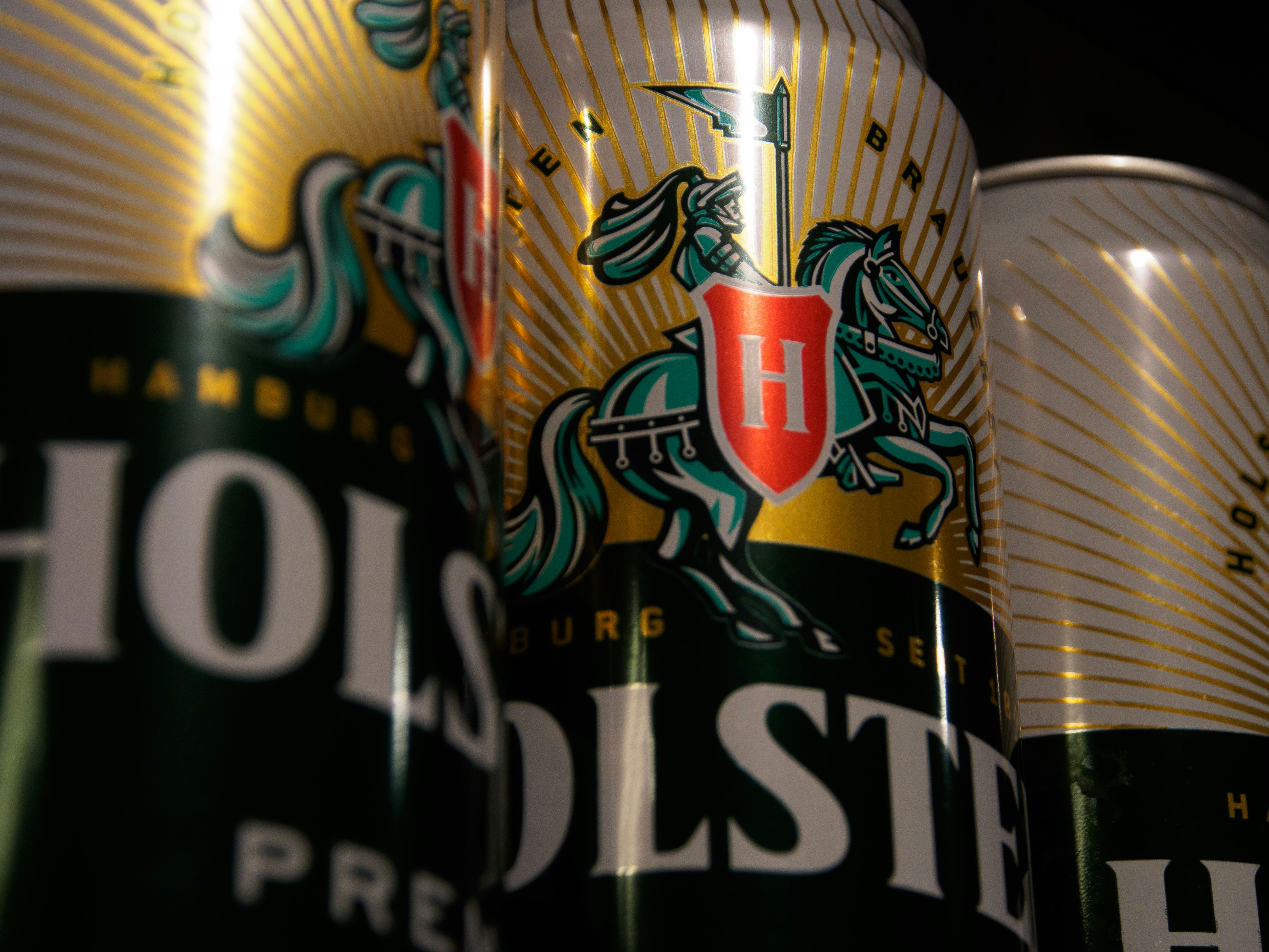 俄罗斯,莫斯科- 2022/03/31:Holsten标志出现在啤酒罐。据报道,嘉士伯集团是……