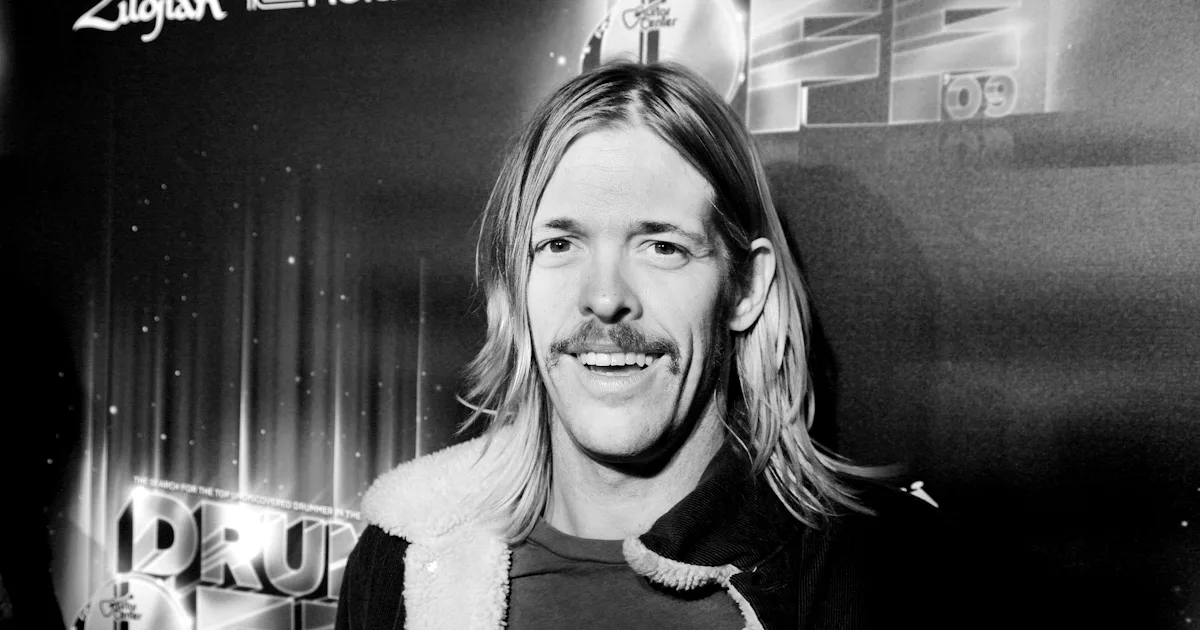 El hijo de Taylor Hawkins honra al difunto luchador con la portada de ‘My Hero’ El hijo de Taylor Hawkins honra al difunto luchador con la portada de ‘My Hero’