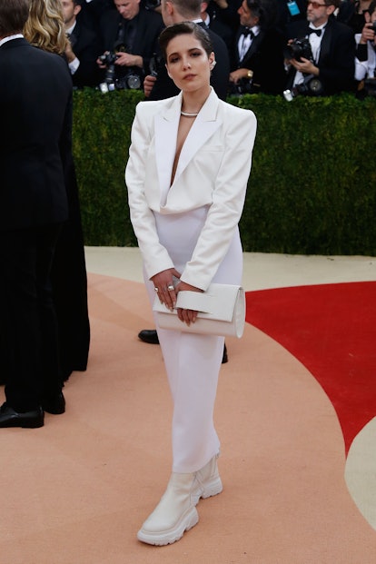 halsey attends 2016 met gala in an all-white look