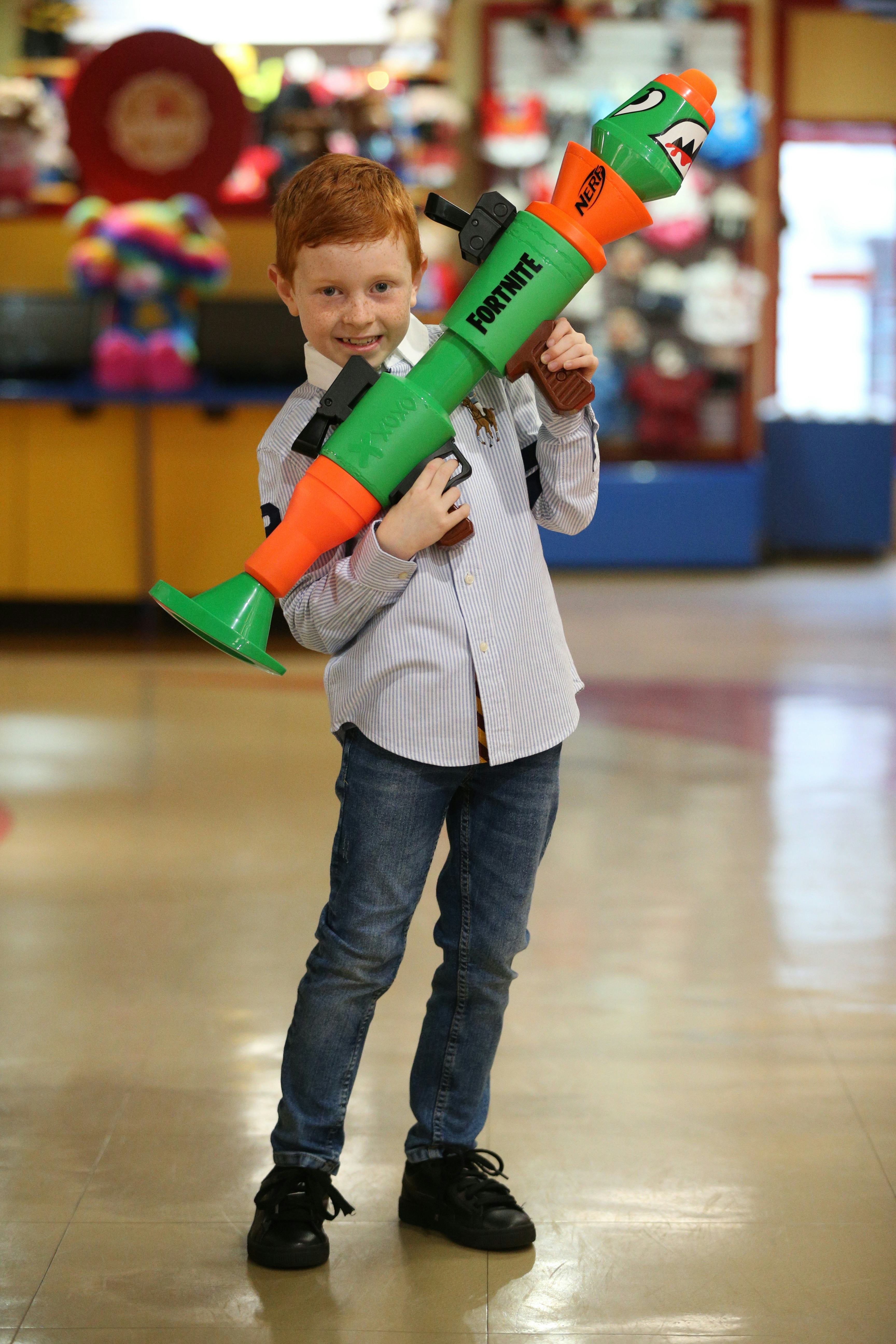 Auston Robertson-Jeyes勒万博体育app安卓版下载夫Fortnite IRL在玩新哈姆利圣诞玩具showcas……