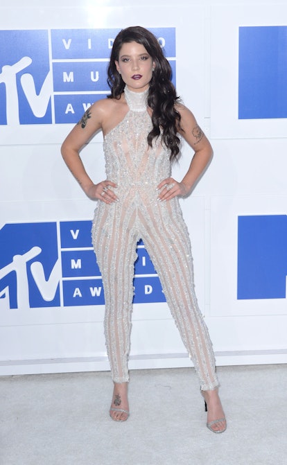 Halsey attends the 2016 MTV Video Music Awards 