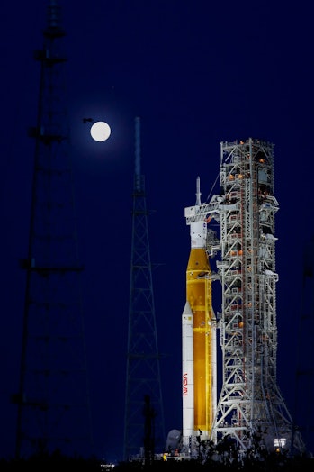 NASAs Artemis I Moon-raket sidder på toppen af ​​Launch Pad Complex 39B ved Kennedy Space Center i Cape Canavera...