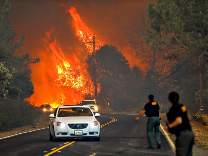 Sheriffs yell to drivers to evacuate the area off of Pentz Road during the Camp Fire in Paradise, Ca...