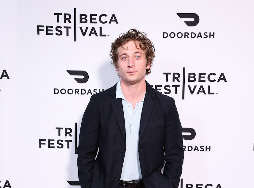 Ever since 'The Bear' premiered on Hulu, the internet is eager to know if Jeremy Allen White is sing...