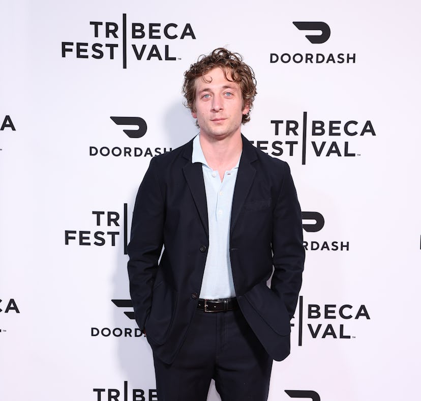 Ever since 'The Bear' premiered on Hulu, the internet is eager to know if Jeremy Allen White is sing...