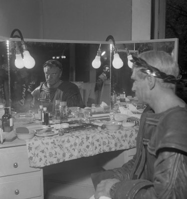 Laurence Olivier dans la pièce de théâtre 'Titus Andronicus' photographié dans sa loge, à Paris, Fra...