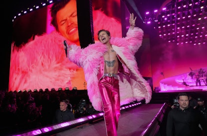 Harry Styles wearing a pink look during his coachella 2022 performance 