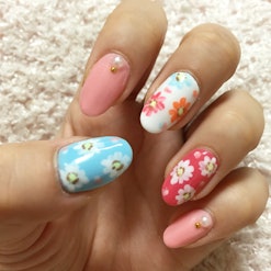 pretty flower nail design inspiration using spring colors and stones
