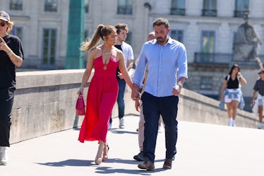 Ben Affleck Was Freaked Out By The Paparazzi Level-Up In Paris 2 PARIS, FRANCE - JULY 24: Jennifer Lopez and Ben Affleck are seen strolling near the Louvre Museum on...